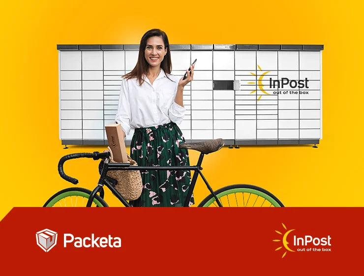 Žena s kolem, balíčkem a smartphone před InPost parcel locker v Polsku.