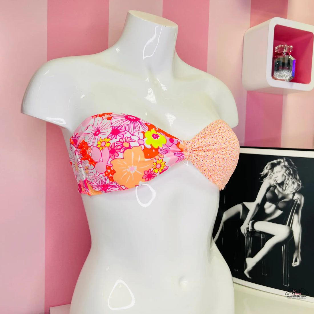 Růžovo-koralová květinová bandeau bikiny s ozdobnou mašlí na bílé figuríně