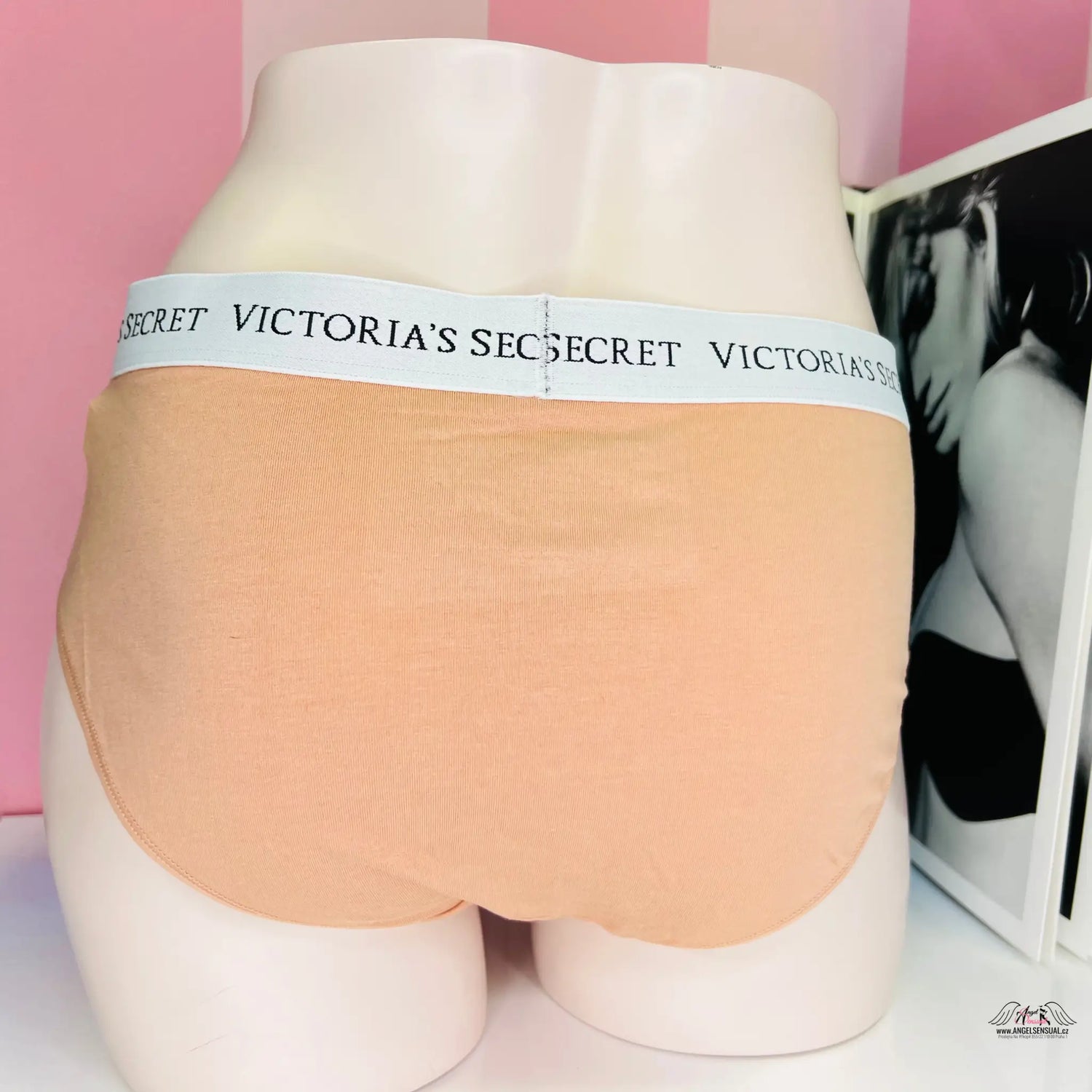 Spodní prádlo Victoria’s Secret s elastickým značkovým pasem.