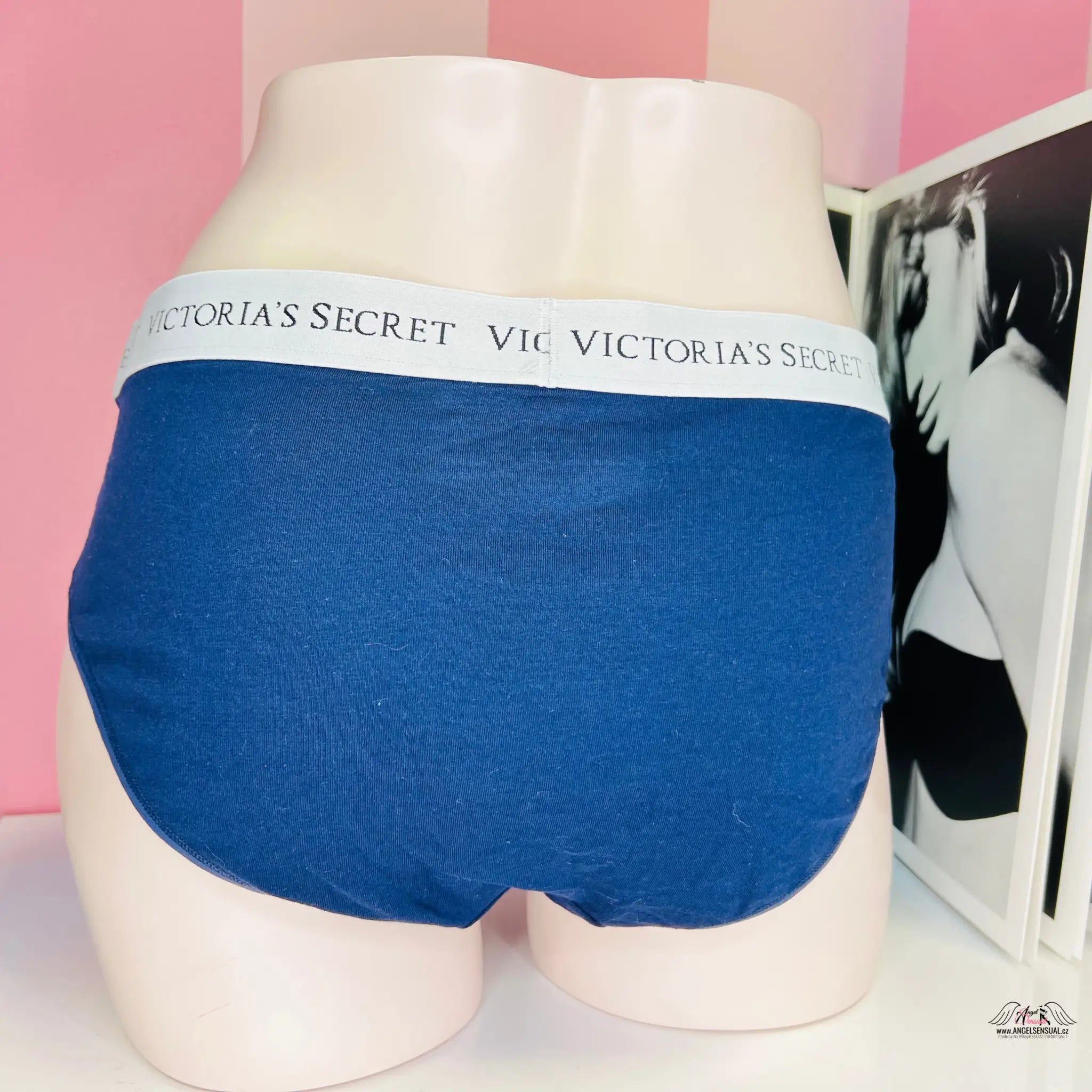 Modré spodní prádlo Victoria’s Secret s bílým elastickým pasem.