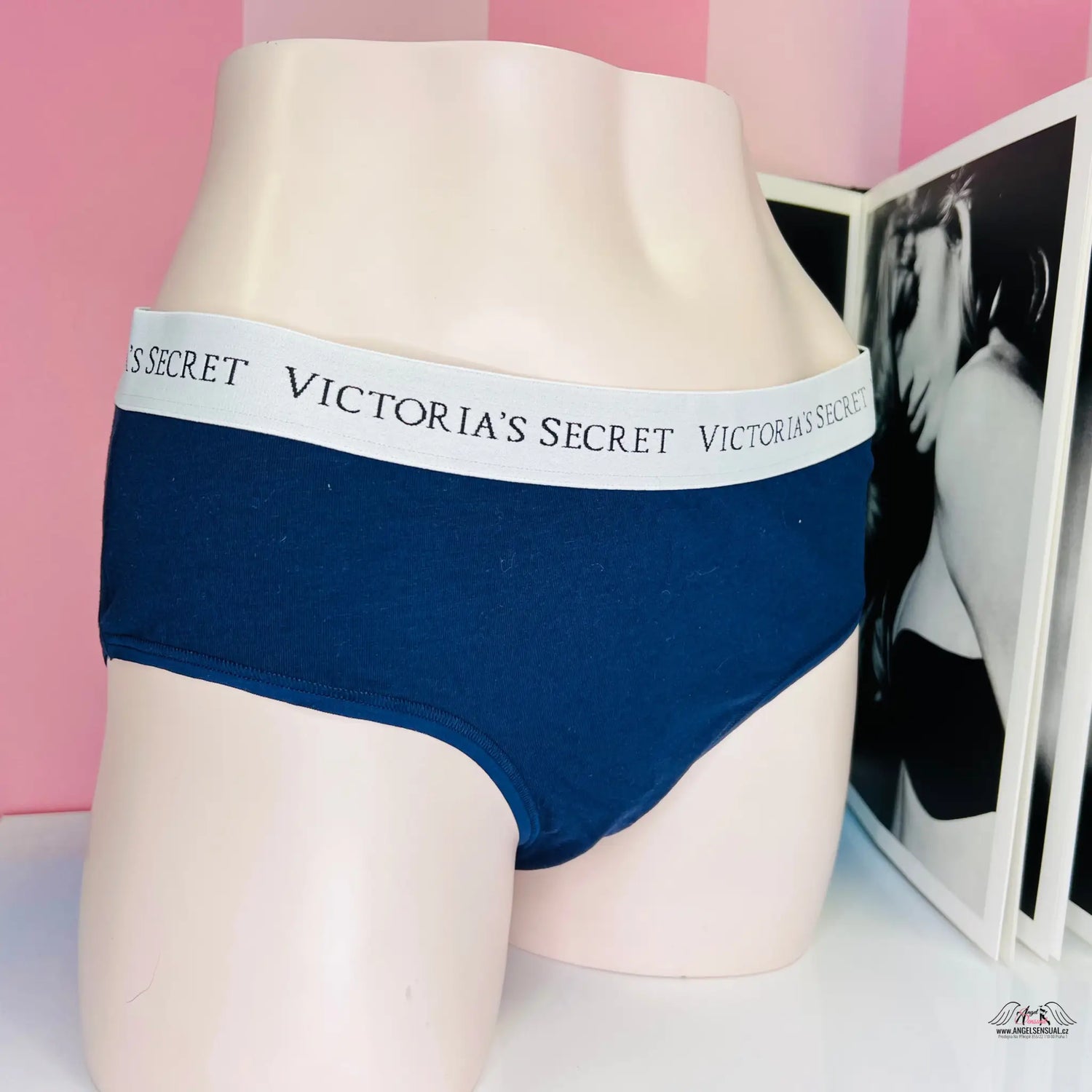 Námořnicky modré spodní prádlo Victoria’s Secret s bílým elastickým pasem na figuríně.