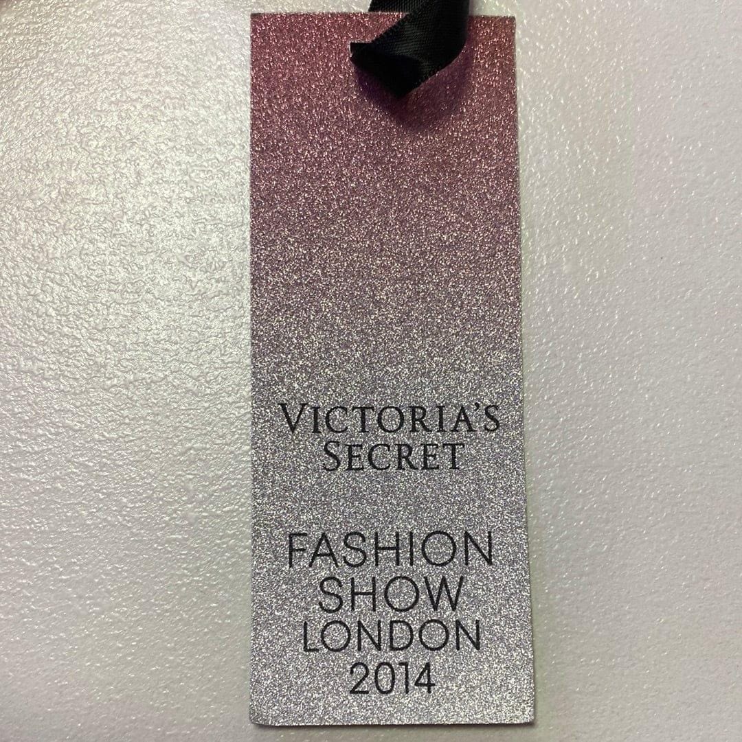 Krajkové tanga Fashion show London 2014 - Tanga Victoria’s Secret
