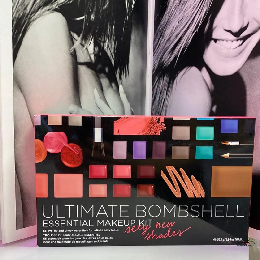 Paletka make-upu s označením „Ultimate Bombshell Essential Makeup Kit“ obsahuje různé barevné oční stíny a kosmetické produkty.