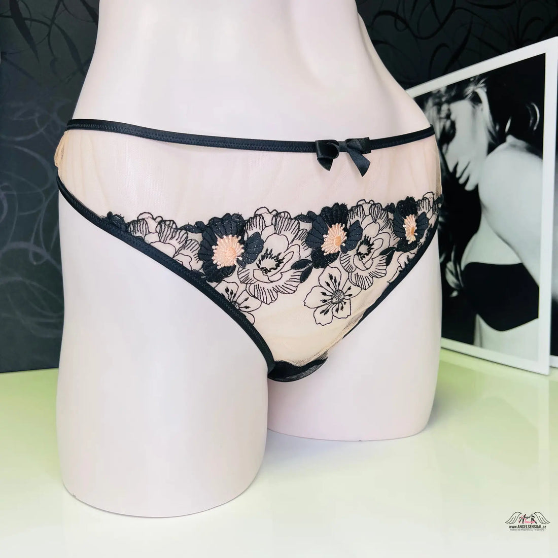 Tanga Janie s Všitými Květinami a Černou Mašličkou od Agent Provocateur - XL / Černá